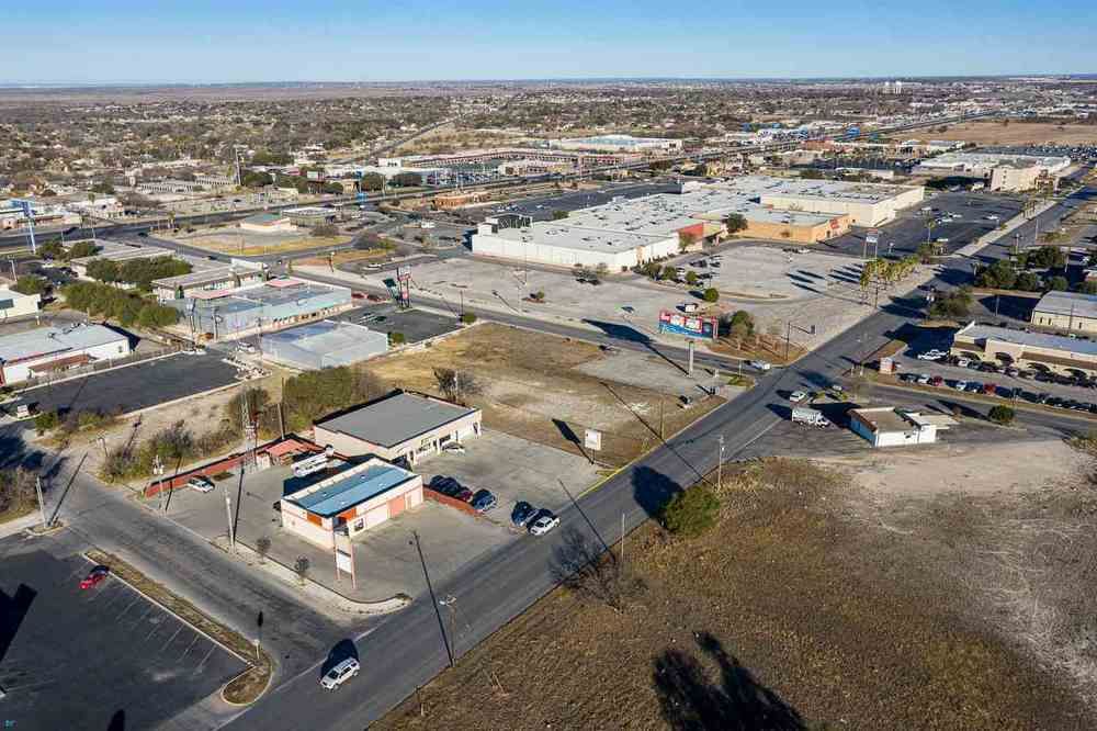 Retail Free Standing: 2104 N Bedell Ave, Del Rio, TX 78840